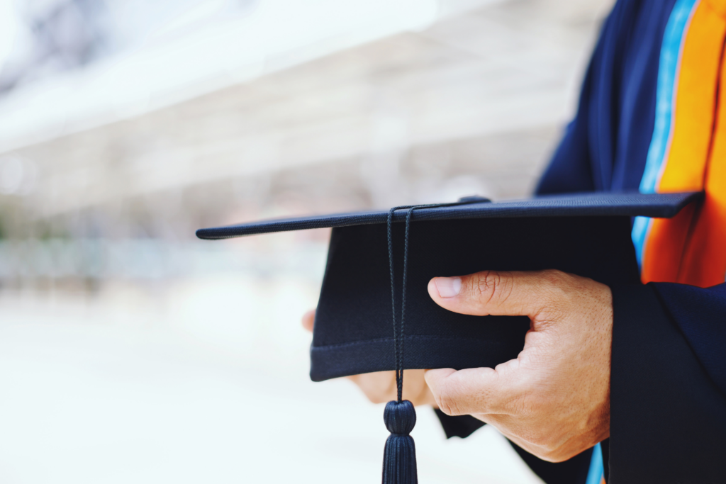 Guía financiera para los graduados universitarios: Construyendo una base sólida para el éxito financiero